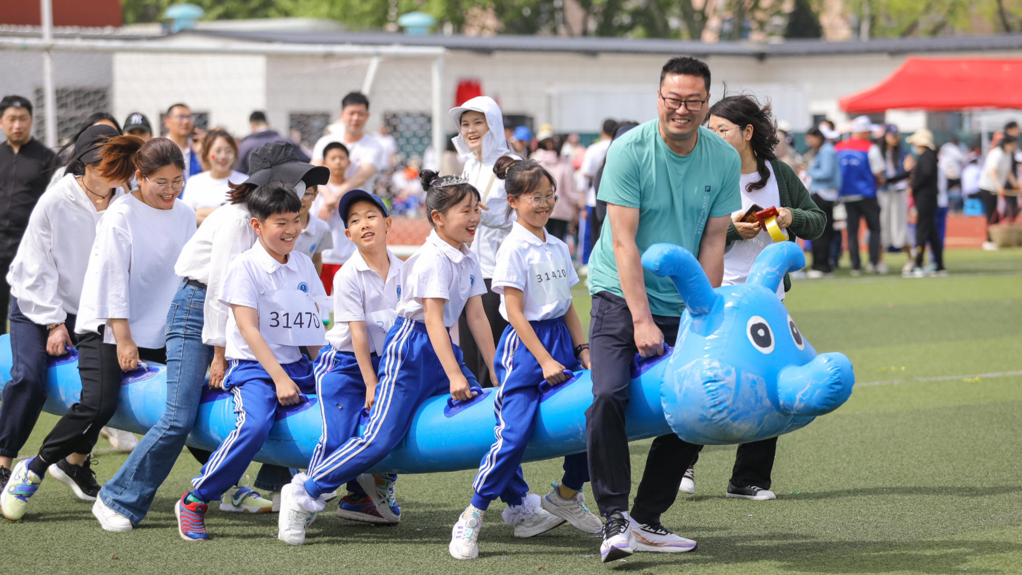 山東青島：趣味運動会を楽しむ小学生