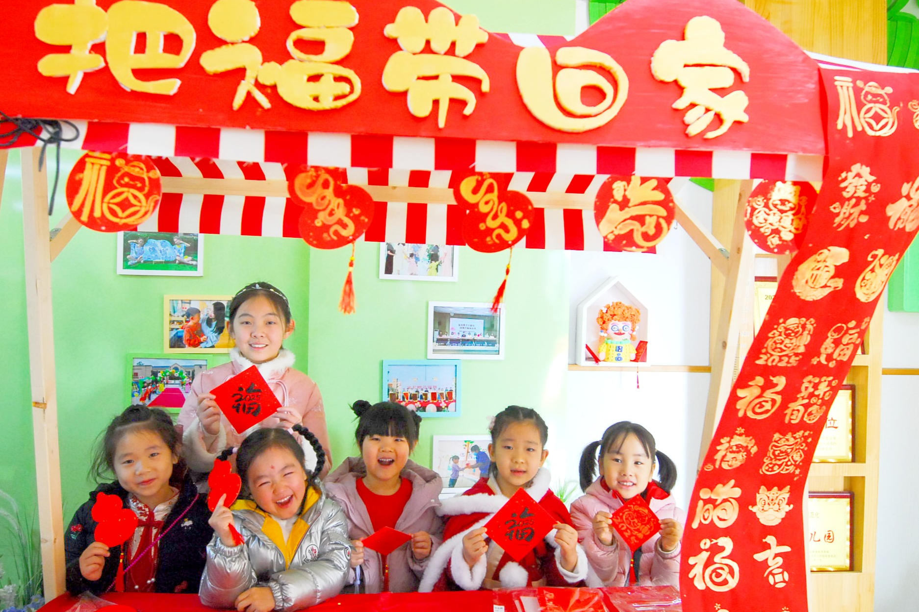 可愛い子供たちが「正月用品を買いに行く」ことで新年を迎え