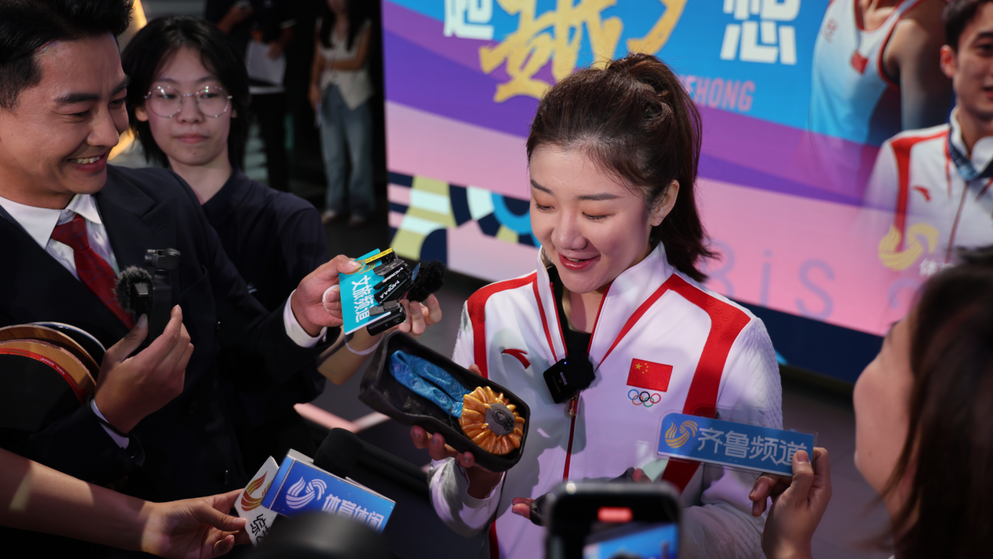 山東省オリンピック選手が故郷に戻り　金メダルの物語を語った