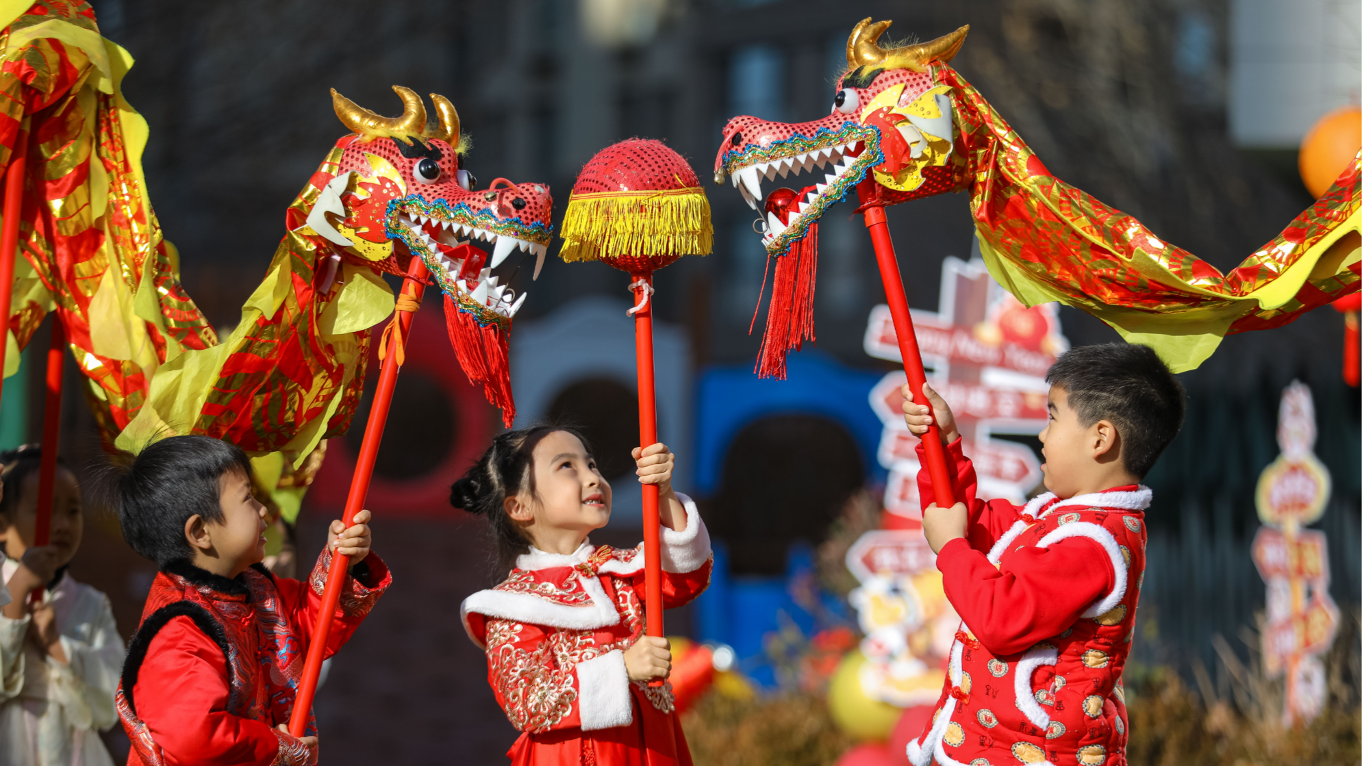 山東青島：可愛い子供が遊園地で新年を迎え