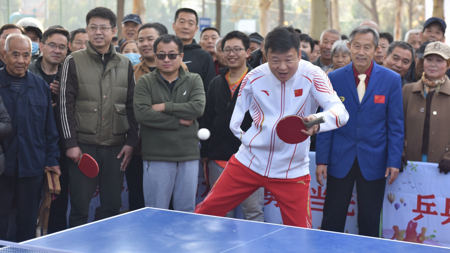 「卓球が公園に進出」―市民とパラリンピックの優勝者が競技をした