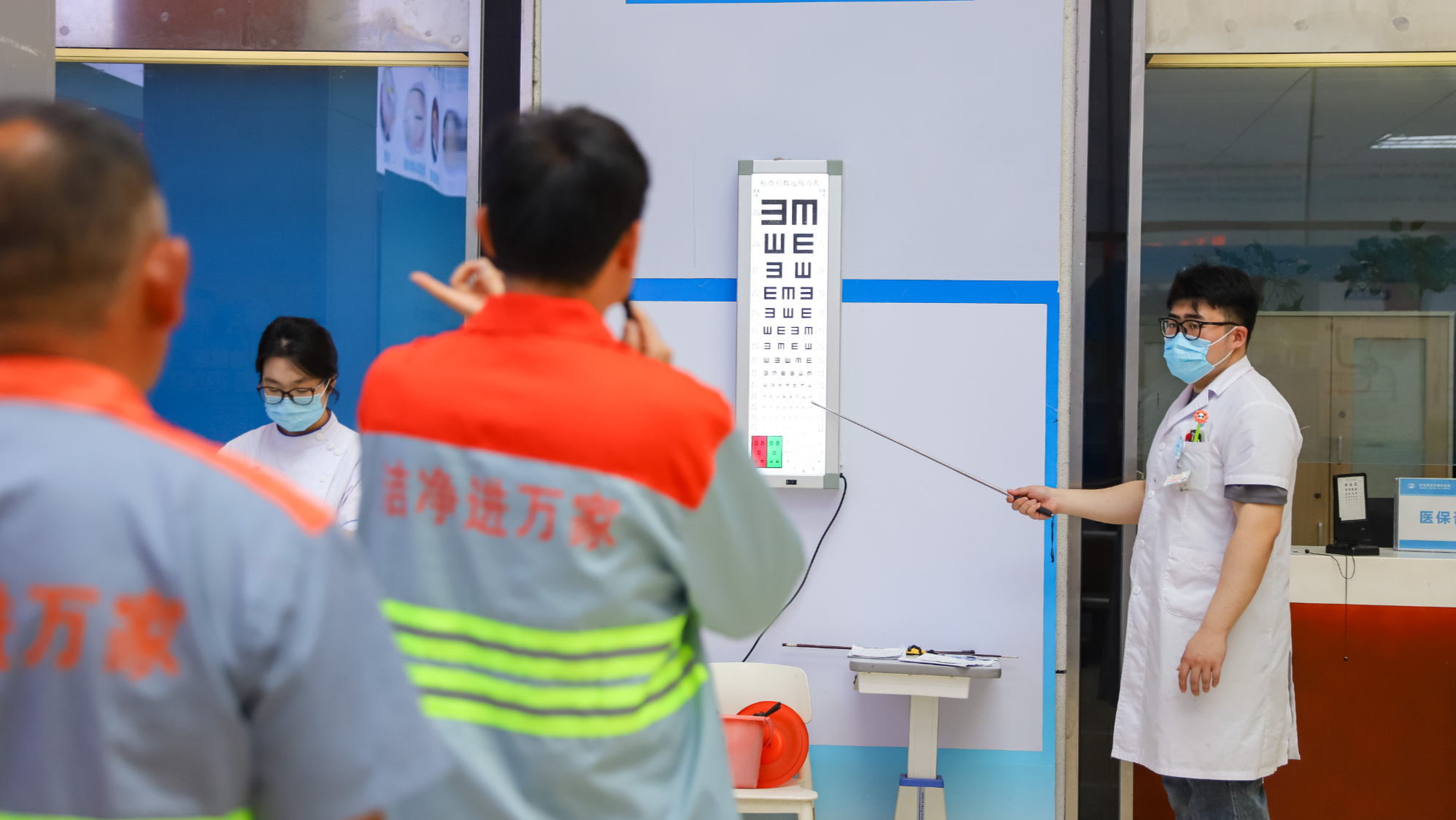 山東省青島市：清掃労働者にボランティア診療を提供