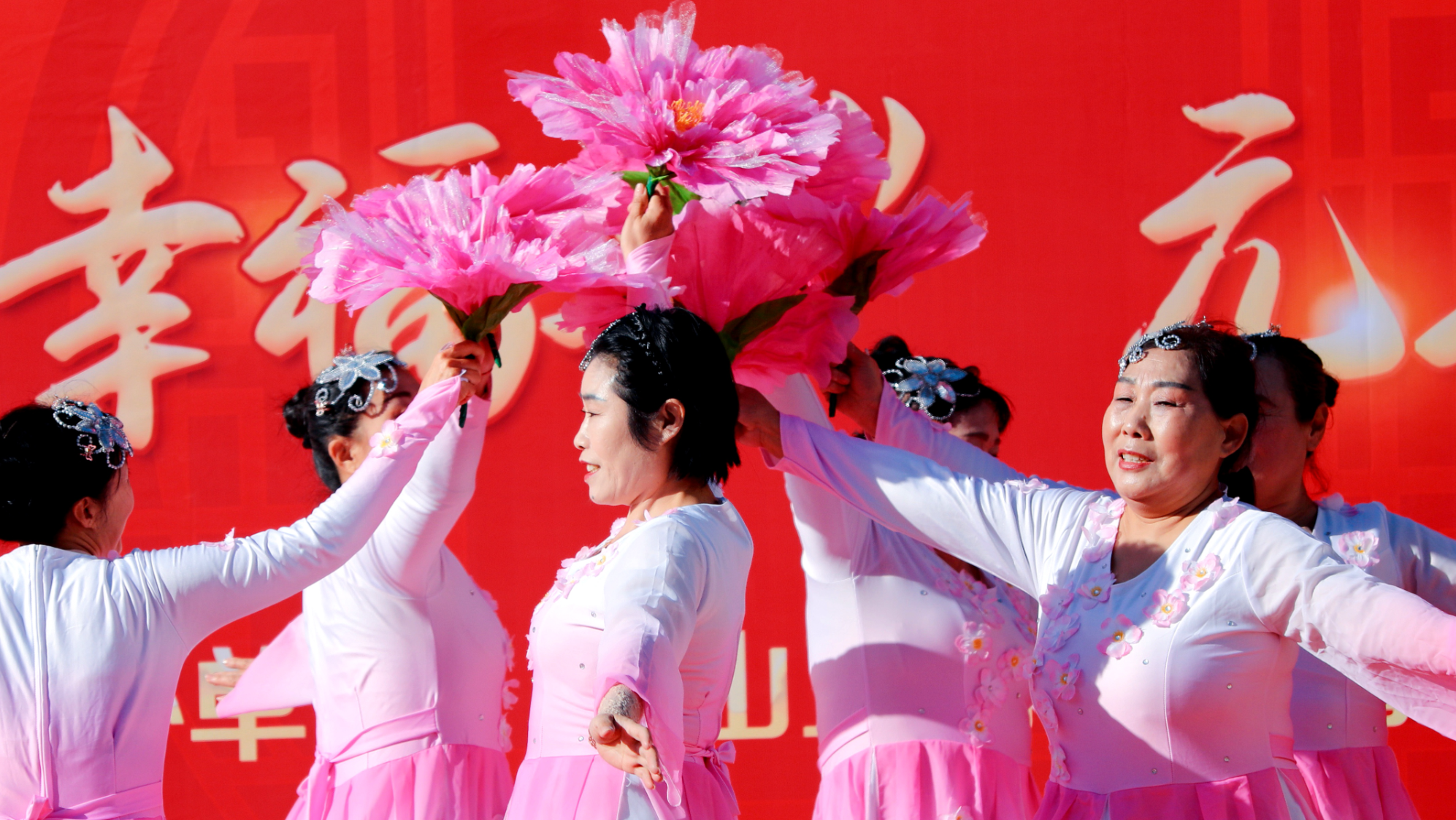 山東青島：「いい隣人」が歌や踊りを披露して元旦を迎え